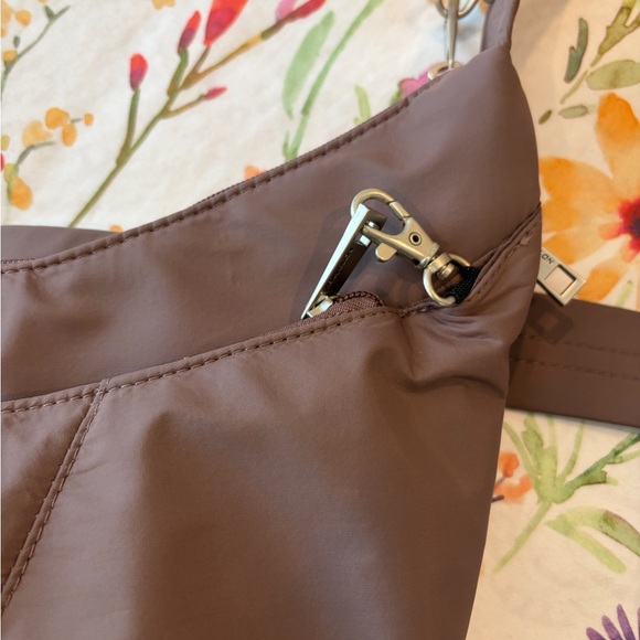 Travelon Crescent bag - Picture 3 of 13